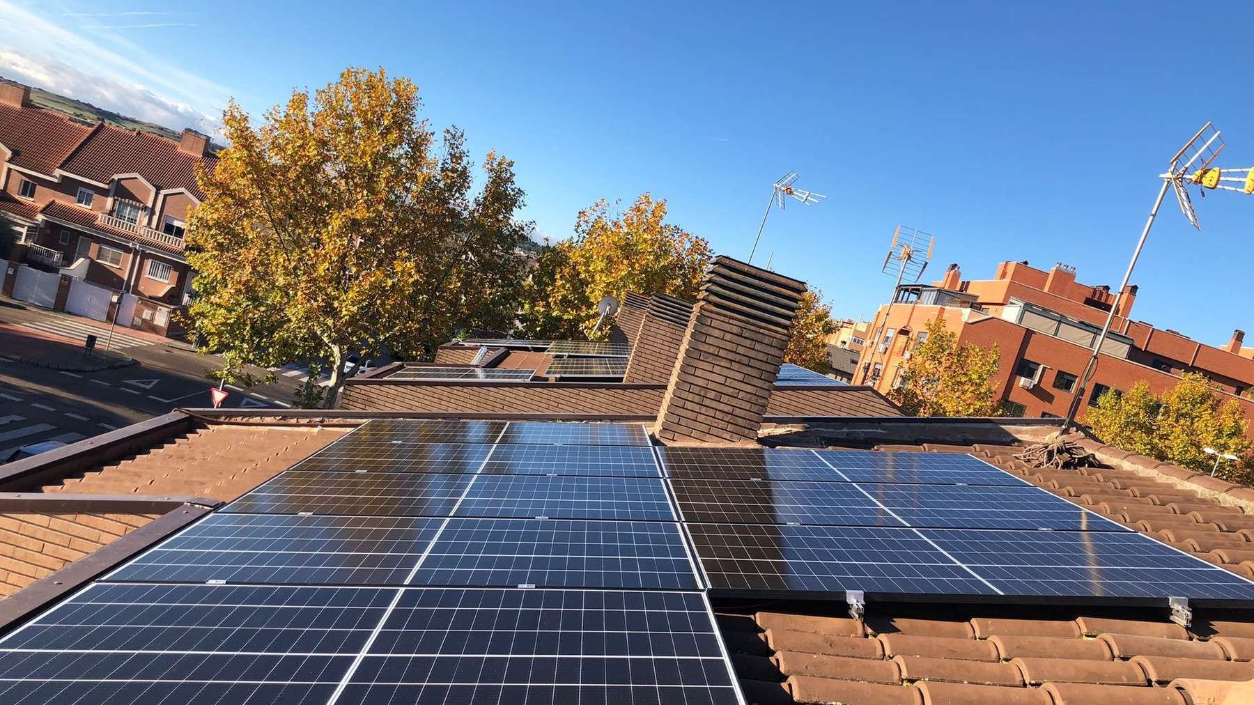 Instalación fotovoltaica en tejado realizada por Impulsa Energía